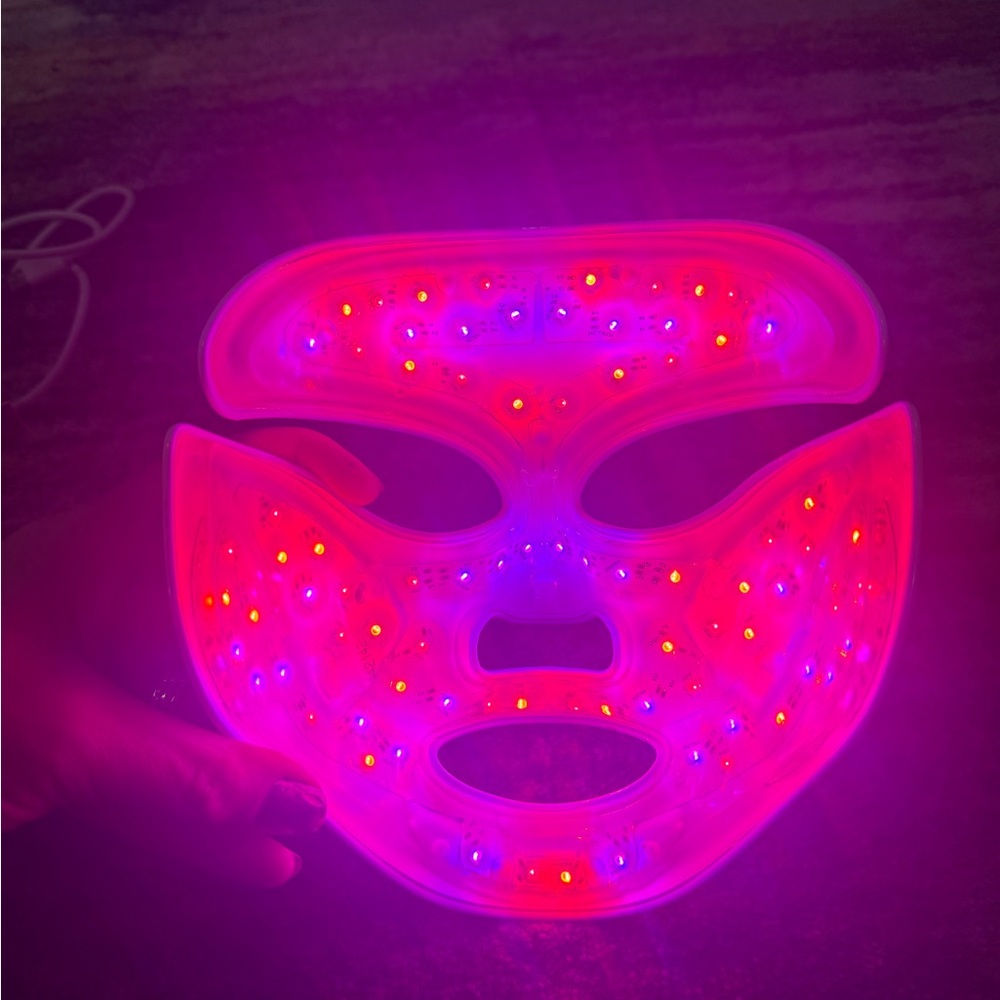 Dr. Dennis Gross DRx SpectraLite FaceWare Pro LED Mask - Picture 5 of 6